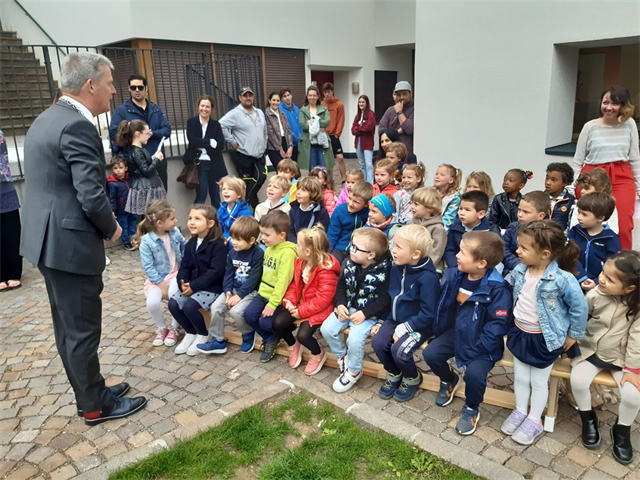 B%c3%bcrgermeister+Wilfried+Trettl+mit+Kindergartenkindern